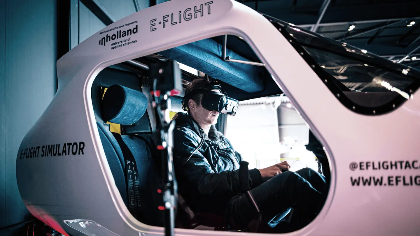 Deelnemer met VR-bril in de E-Flight-vliegsimulator