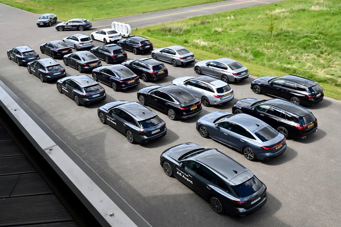 Het platform voor de hangaar als openlucht showroom