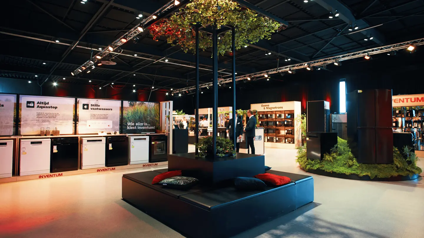Inventum-stands en apparaten met groene planten in The Hangar
