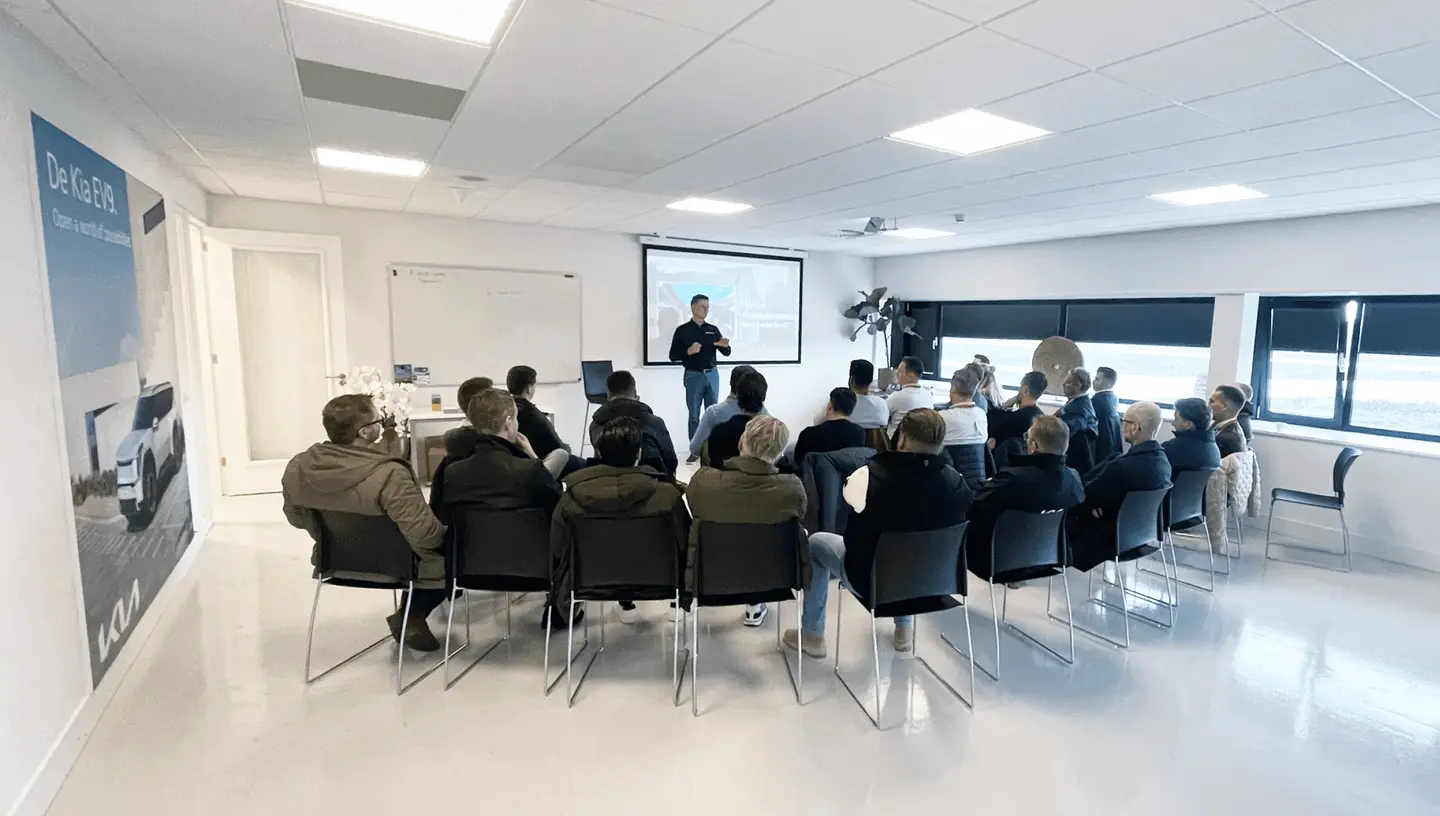 Groep deelnemers volgt een presentatie in Flight Deck in theateropstelling