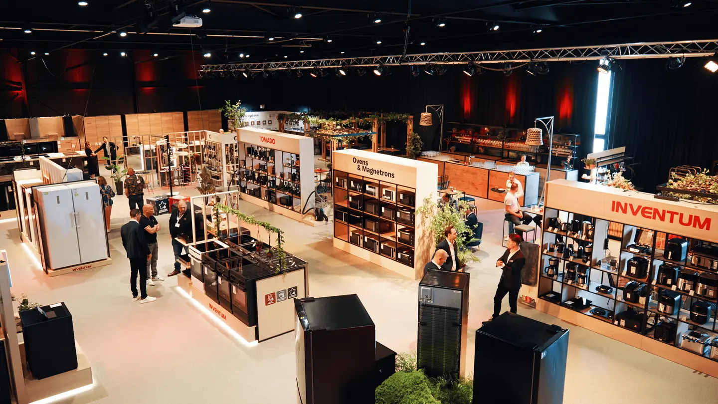 Inventum-dealerevent met stands en apparaten in The Hangar