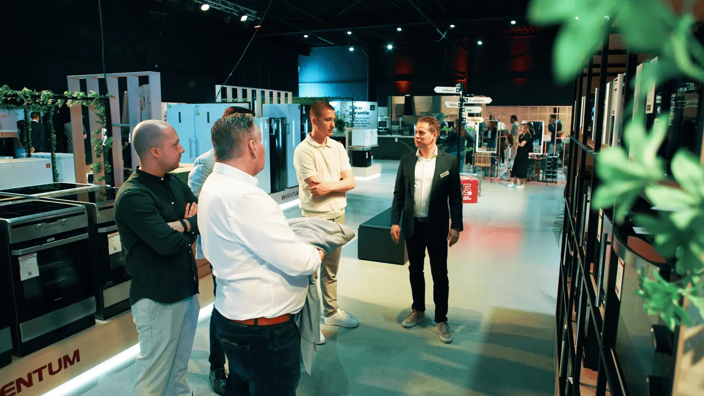 Bezoekers in gesprek in de Inventum-showroom tijdens het dealerevent