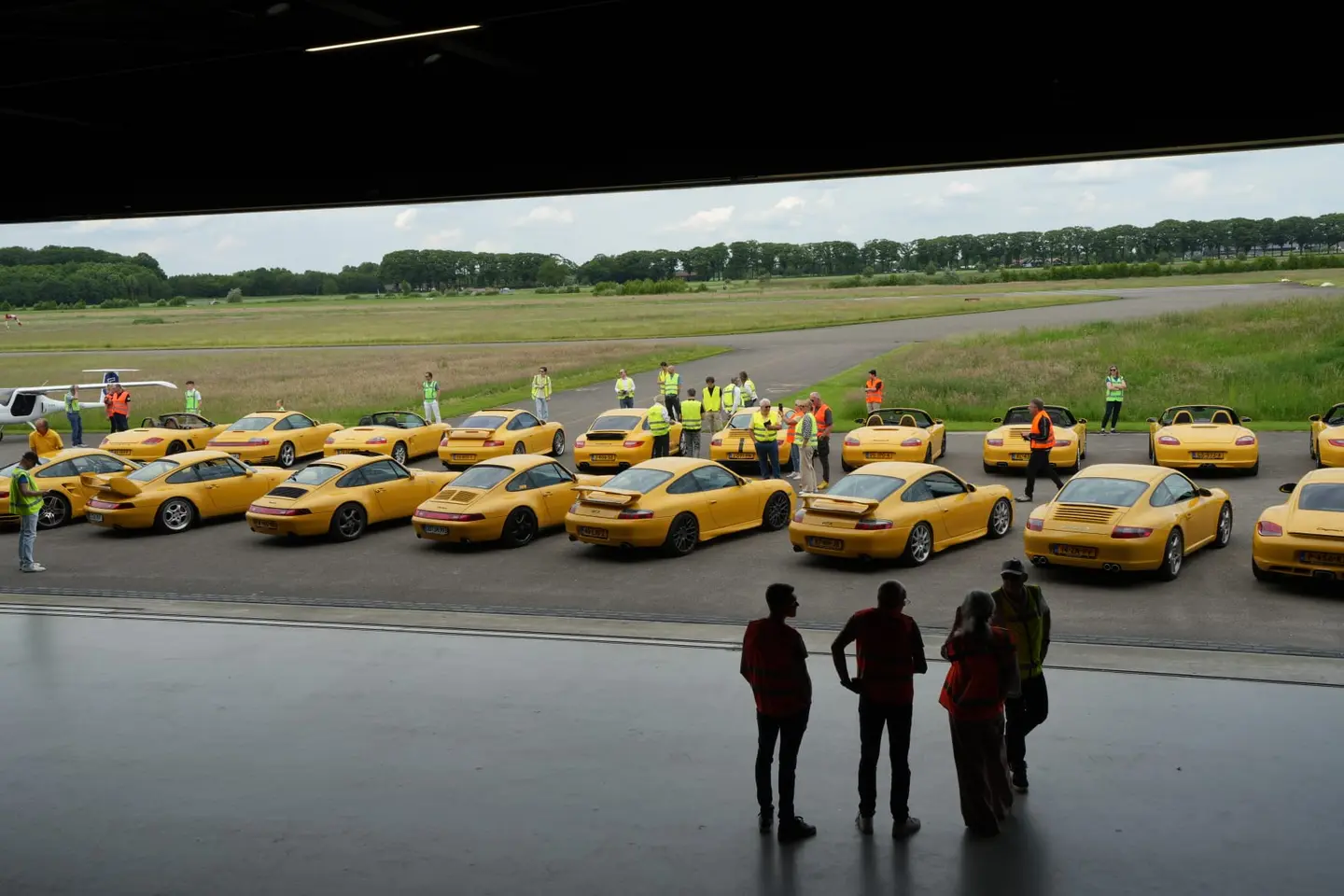 Alle Speedgelb Porsches verzameld op het platform bij de landingsbaan.