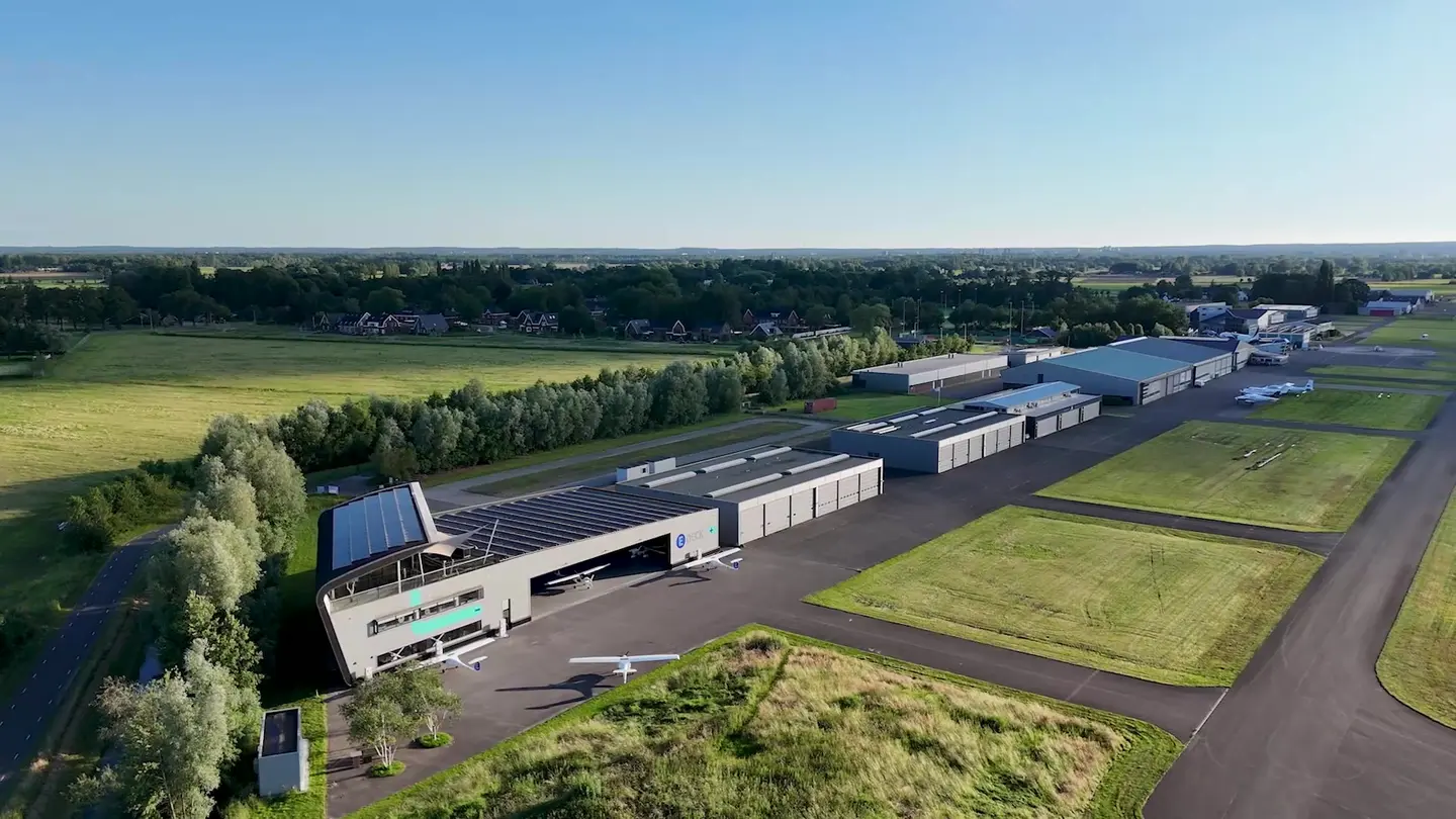 Luchtbeeld van E-Deck en vliegveld Teuge in avondlicht