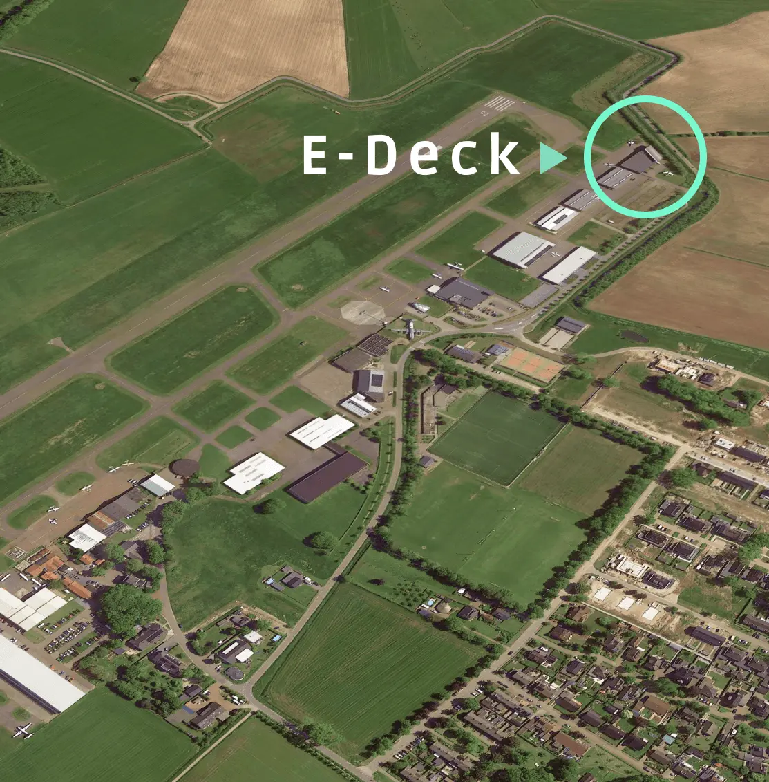 Luchtfoto van vliegveld Teuge met de locatie van E-Deck gemarkeerd