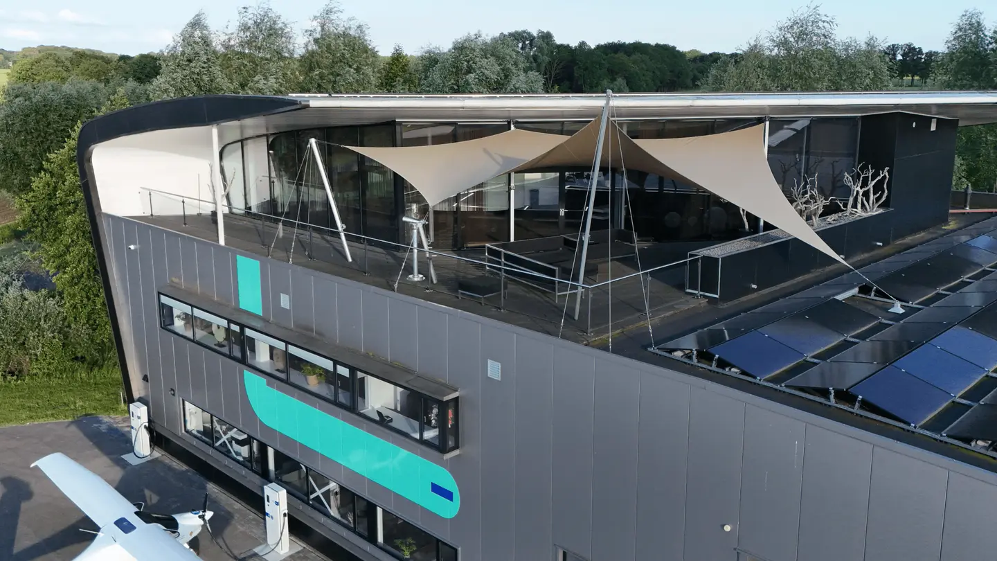 Luchtfoto van de Sky Lounge met dakterras en schaduwdoeken